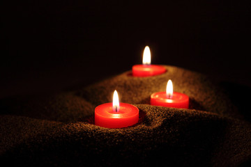 candele nella sabbia al buio