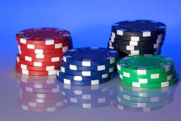 jetons de poker sur fond bleu poker chips on blue background