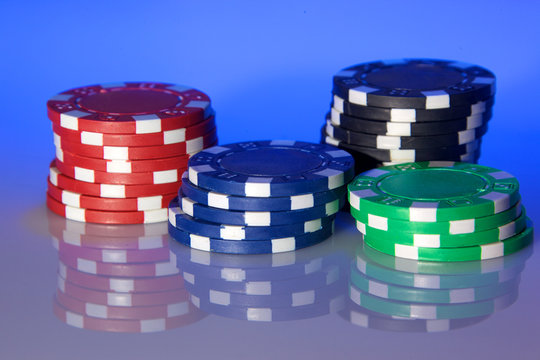 jetons de poker sur fond bleu poker chips on blue background