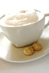 Milchkaffee mit Gebäck