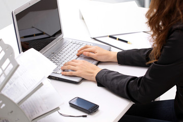 Obraz na płótnie Canvas Kobieta ręce pisania na klawiaturze i trzymając myszkę