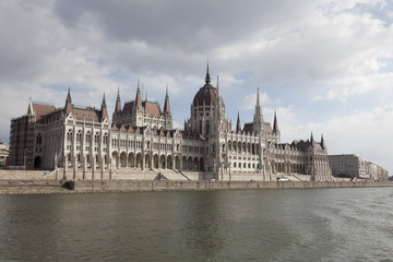 Fototapeta na wymiar Budapeszt - Parlament od Dunaju