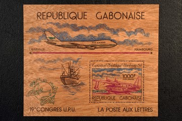 timbres en bois - 1000 francs - 19 ème congrès U.P.U -  Libreville / Hambourg - La poste aux...