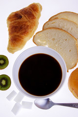 petit dejeuner café croissant