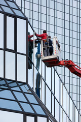 Reparatur an der Glasfassade