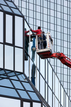 Reparatur an der Glasfassade