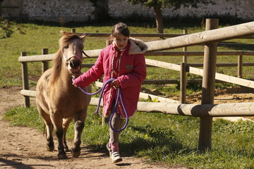 enfant marchant avec un poney