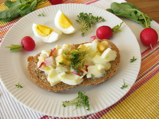 Eiersalat mit Kresse und Radieschen auf Dinkelvollkornbrot