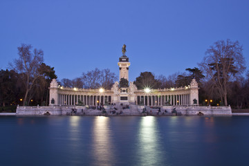 Fototapeta na wymiar Memorial in Retiro city park, Madrid