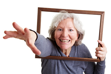 Seniorin greift durch Rahmen