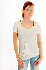 Junge rothaarige Frau in Freizeitkleidung 498