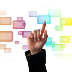 Doigt pressant un bouton sur un écran tactile