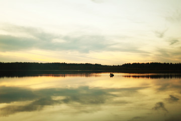 Obraz na płótnie Canvas sunset lake