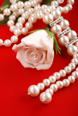 collana perle su sfondo rosso due
