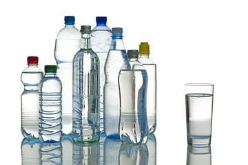 Mineralwasser in Glas und verschiedenen Flaschen