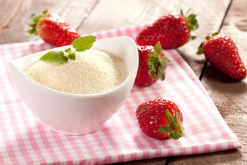 Grieß und Erdbeeren