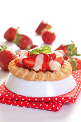 kleines Törtchen mit Erdbeere