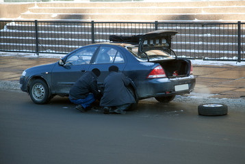 Replacing the wheels of a car on the road