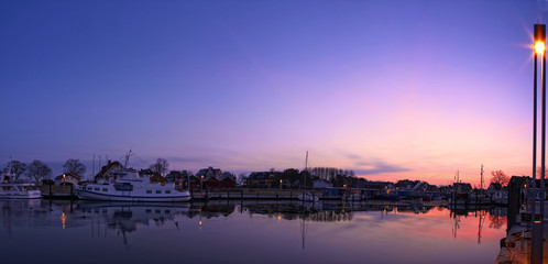 Naklejka premium Panorama Sonnenaufgang Niendorf Hafen an der Ostsee