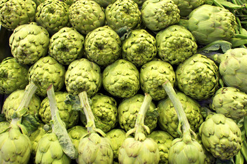 Obst- und Gemüsehändler auf dem berühmten Markt, Mercat de Sant Josep de la Boqueria in...