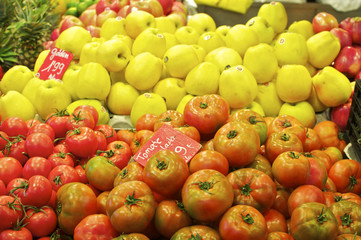 Obst- und Gemüsehändler auf dem berühmten Markt,  Mercat de Sant Josep de la Boqueria in Barcelona