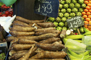 Obst- und Gemüsehändler auf dem berühmten Markt,  Mercat de Sant Josep de la Boqueria in...