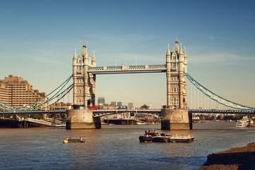 Obraz premium Tower Bridge in afternoon summer sun.