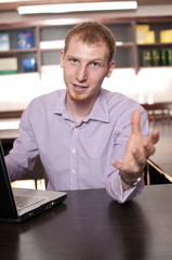 Obraz premium Emotional businessman with laptop