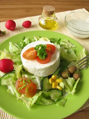 Ziegenfrischkäse auf Salat