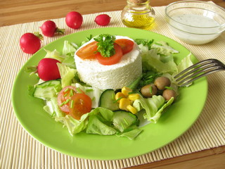 Ziegenfrischkäse auf Salat