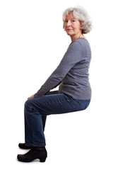 Seniorin sitzt auf imaginärem Stuhl