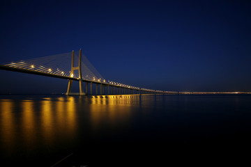 Fototapeta na wymiar Tradycyjny most na rzece Tejo