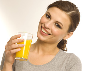 Frau trinkt ein Glas Orangensaft