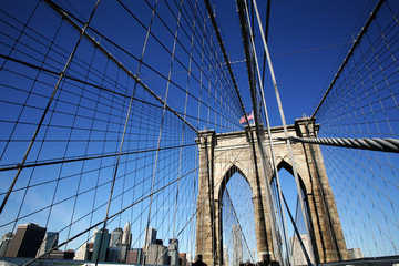 Brooklyn Bridge vor Skyline Manhattan