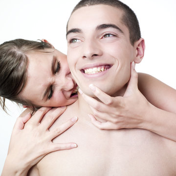 jeunes femme et homme s'embrassant dans le cou