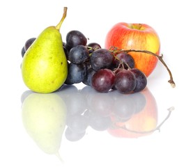 Birne, Trauben, Apfel; freigestellt mit Spiegelung