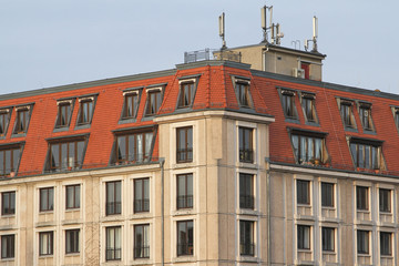Fototapeta na wymiar Altes Mehrfamilienhaus in Berlin