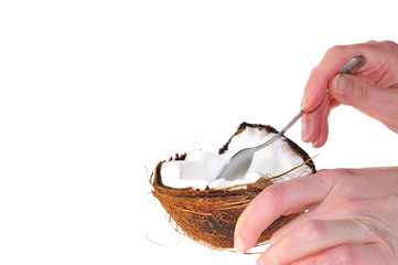 Comiendo un coco.