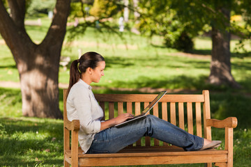 Obraz premium Young woman working on her laptop