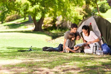 Crédence de cuisine en verre imprimé Camping Camping familial joyeux dans le parc