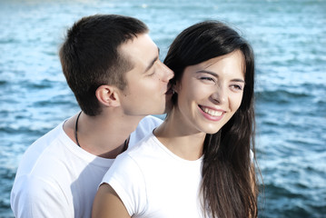Fototapeta premium A portrait of a young couple in the sea
