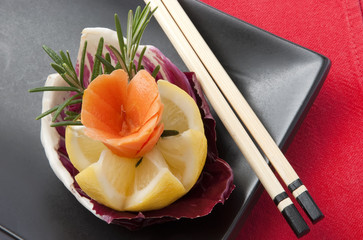 Decorazione con limone carota e radicchio