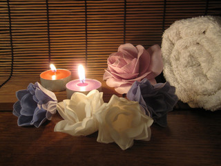 Fiori di sapone con candela, atmosfera rilassante