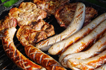 Grillwürste und Steaks