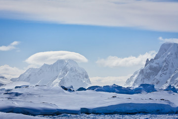 Fototapeta na wymiar Ośnieżone góry na Antarktydzie
