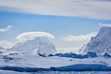 Foto op Canvas Snow-capped mountains in Antarctica © Goinyk
