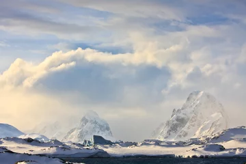 Poster Snow-capped mountains in Antarctica © Goinyk
