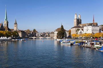 Fototapeta premium Limmat river and city on a sunny day at Zurich - Switzerland