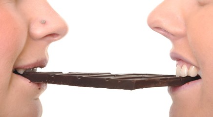 filles mangeantes chocolat