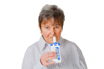 Seniorin mit Peak Flow Meter